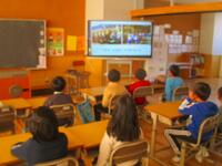 教室で校長先生のお話を視聴